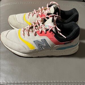 NEW BALANCE 997H TENIS  Shoes with Yellow and Gray Accents